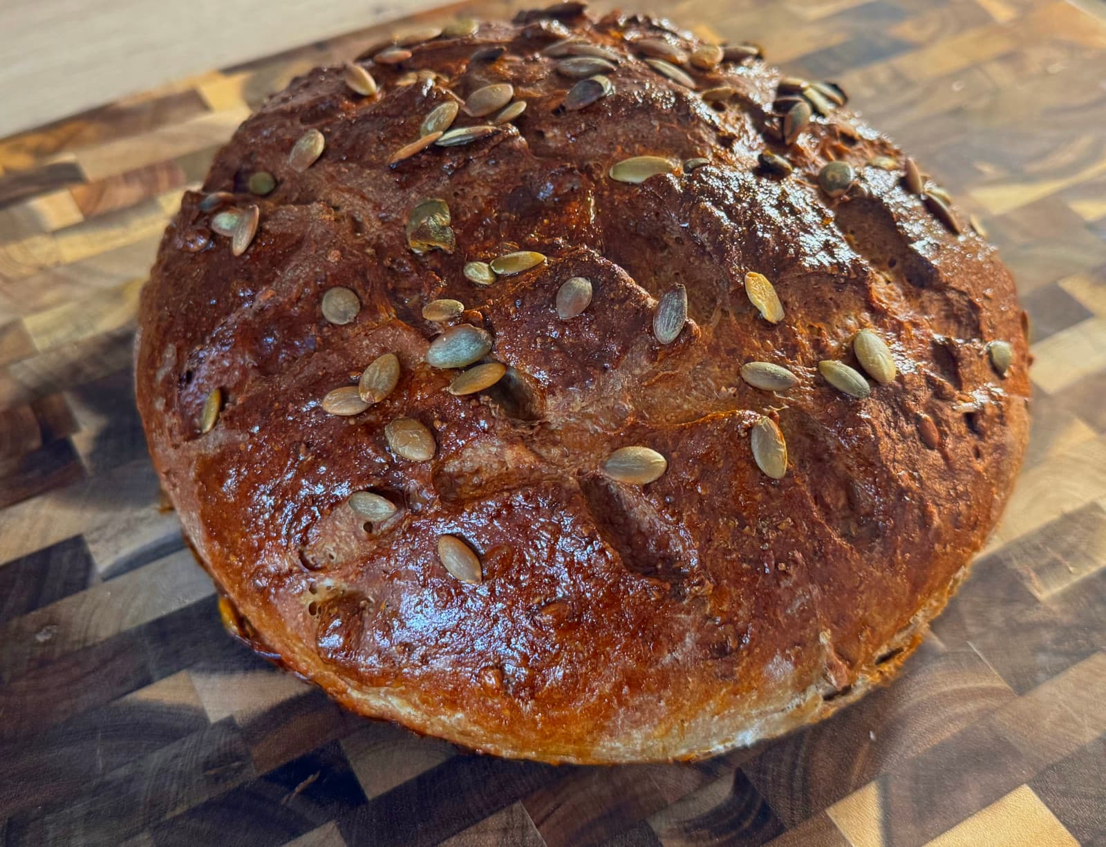 Rundt brød med gresskarkjerner